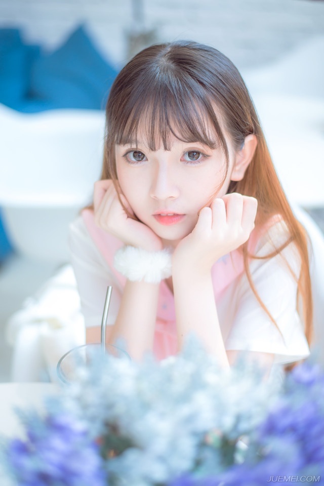 “哈哈哈~”刘璝跪在地上，突然仰头大笑起来，笑声中，带着一股苍凉之意，在众人愕然的目光中，狠狠地向刘璋磕了三个响头：“主公，末将误信谗言，致使蜀中尽失，愧对主公，已无颜面苟活于世，只有一死以谢天下！”
